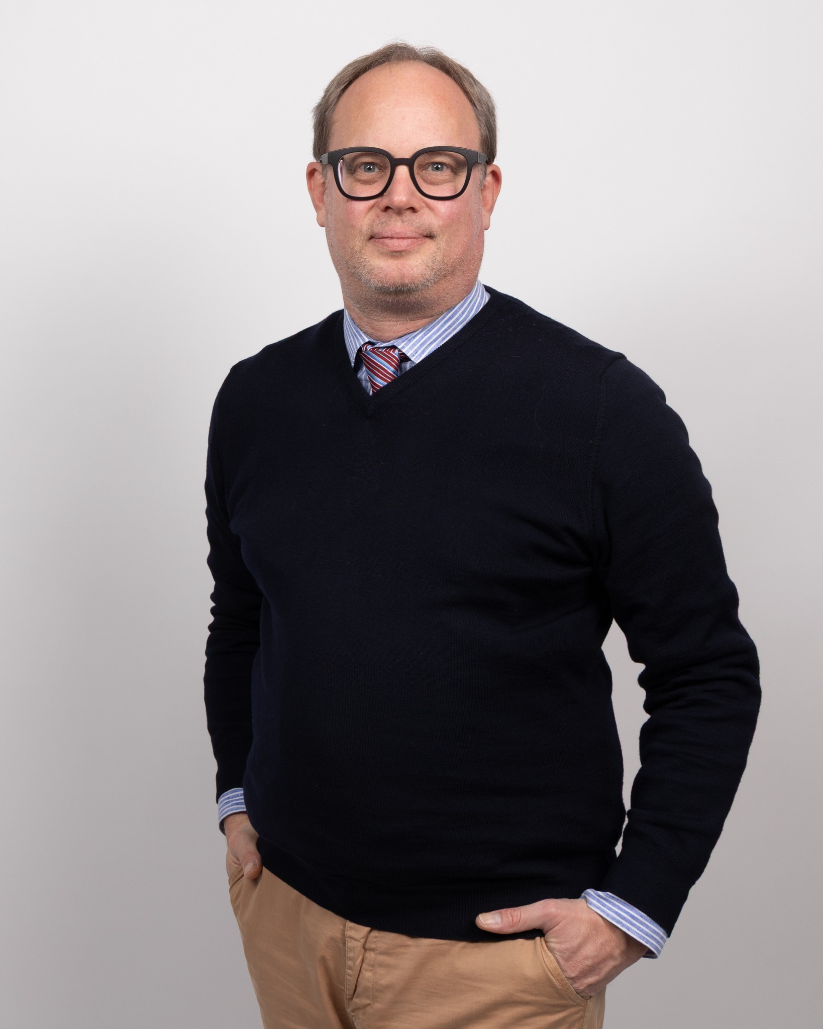 Christian Butz im Business-Portrait vor neutralem Hintergrund